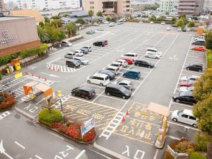 una vista aérea de un aparcamiento con coches aparcados en Nara Royal Hotel, en Nara