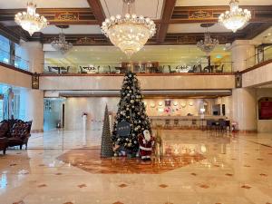 Un árbol de Navidad en medio de un vestíbulo en T Hotel en Taichung