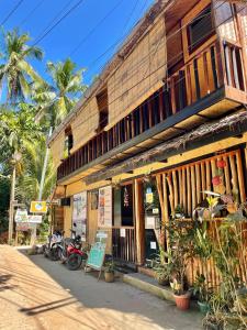 un bâtiment avec des motos garées devant lui dans l'établissement Hidden of Cailan Extension Transient House, à El Nido