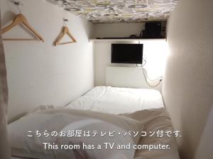 En TV eller et underholdningssystem på Cafe&Hostel きみといちご