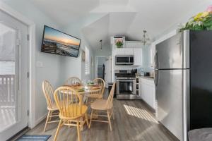 ワイルドウッドにある232 W Pine Ave 2 Beds, 1 Bathのキッチン、ダイニングルーム(テーブル、冷蔵庫付)