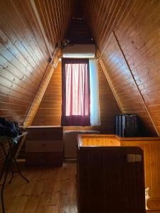 Habitación con ventana en un ático de madera en Cottage "Sunset" en Batumi