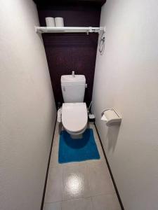 Baño pequeño con aseo en una cabina en 下寺3楼, en Osaka