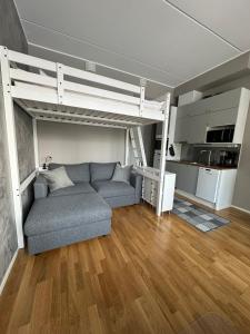 sala de estar con sofá y cama elevada en Modern apartment near Helsinki airport, en Vantaa