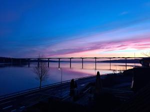 vistas a un puente sobre un cuerpo de agua en Casa Mundo Bed & Breakfast en Vejle