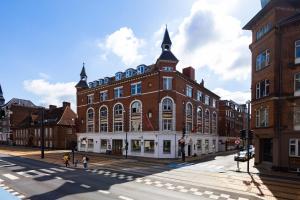 um grande edifício de tijolos vermelhos numa rua da cidade em Milling Hotel Ansgar em Odense