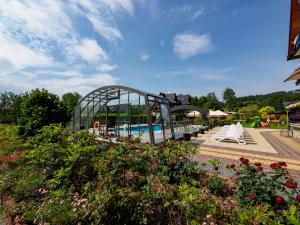 una piscina en un complejo con un puente en Hotel Liptakówka en Białka Tatrzanska