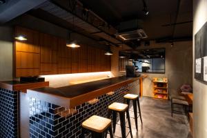 uma cozinha com um bar com bancos em hotel Bell・Kyoto em Quioto