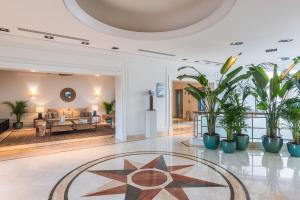 Лобби или стойка регистрации в Sesimbra Oceanfront Hotel - Preferred Hotels and Resorts