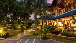 Jardí fora de Talay Naiharn Hotel