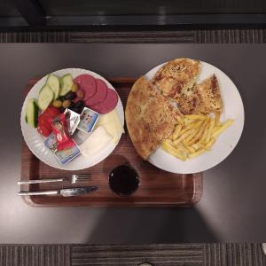 Makanan di atau berdekatan hotel