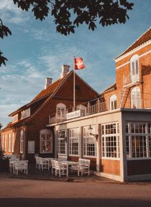 een gebouw met een vlag erop bij Brøndums Hotel in Skagen