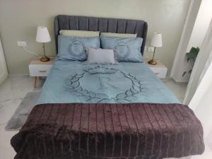 סוויטת פאר מול הים في أشدود: غرفة نوم فيها سرير عليه الاخطبوط