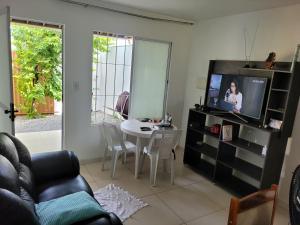 TV tai viihdekeskus majoituspaikassa CASA JARDIM PINHEIROS
