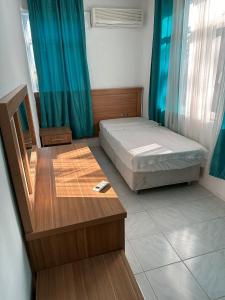 Postel nebo postele na pokoji v ubytování ZÜMRÜT PANSİYON Side