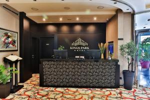 Kings Park Hotel في بودغوريتسا: لوبي فندق kings park مع بار