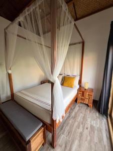 1 dormitorio con 2 camas y 1 cama con dosel en ANITSA RESORT en El Nido