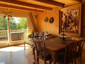 uma sala de jantar com uma mesa de madeira e cadeiras em Mirkówka em Wetlina