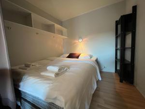 - une chambre avec un lit et des serviettes dans l'établissement Enter Backpack Hotel, à Tromsø