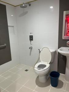 bagno con servizi igienici e lavandino di Hotel Sogo Quirino a Manila