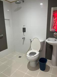 bagno con servizi igienici e lavandino di Hotel Sogo Quirino a Manila