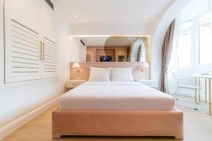 una camera da letto con un grande letto bianco e uno specchio di Buldero Boutique a Budua