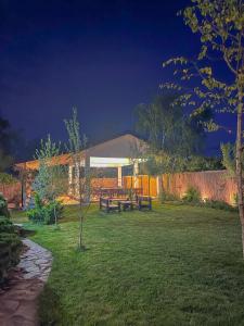 Jardí fora de The Rose Farm, mini parties, accommodation, pool, playground, bbq