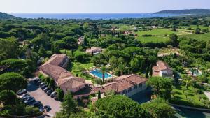 una vista aérea de una mansión con piscina en Hotel La Garbine, en Saint-Tropez