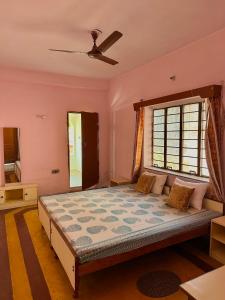 1 dormitorio con 1 cama grande y ventana en Jwala Niketan JAIPUR, en Jaipur