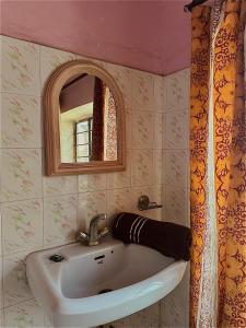 y baño con lavabo y espejo. en Jwala Niketan JAIPUR, en Jaipur