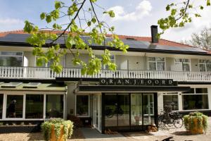 Hotel Oranjeoord في أبلدورن: مبنى عليه لافته تقول فندق امبريالي