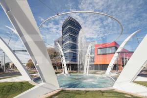 una fuente de agua frente a un edificio en Koloťuk en Hradec Králové