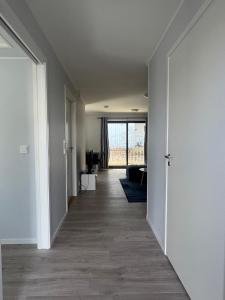 an empty hallway with a door leading to a living room at Mosjøen Romutleie EGEDESGATE 49 in Mosjøen