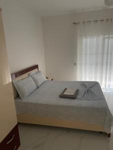 um quarto com uma cama com uma bandeja em Vila Ornela em Shëngjin