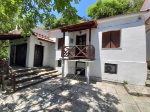 ein Haus mit einer Veranda und einem Balkon in der Unterkunft Mountain and Sea view in Milies