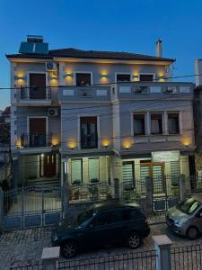 un bâtiment avec une voiture garée devant lui dans l'établissement Guesthouse Sara & Esi, à Korçë