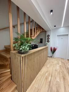 un vestíbulo con un tabique de madera con plantas. en Hotel Villa ATA en Durrës