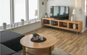 un soggiorno con TV e tavolino da caffè di Cozy Home In Vena With House Sea View a Vena