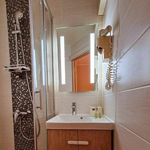 Hotel Les Beaux Soleils tesisinde bir banyo