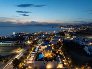 eine Luftansicht einer Stadt in der Nacht in der Unterkunft Asty Mykonos Hotel & Spa - World of One Hotel Group in Mykonos Stadt