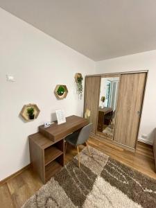 an office with a desk and a chair in a room at Apartament Fălticeni in Fălticeni