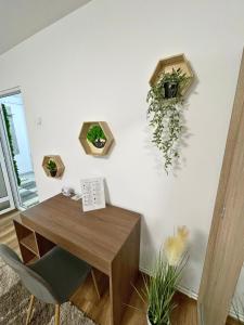 an office with a wooden desk and a chair at Apartament Fălticeni in Fălticeni