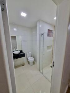 e bagno con doccia, servizi igienici e lavandino. di Max Hotel a Brasilia