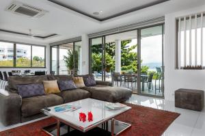 uma sala de estar com um sofá e uma mesa em Villa Oceane em Thong Son Beach