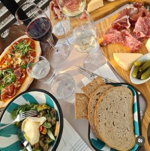 - une table avec des assiettes de nourriture et des verres de vin dans l'établissement Visit Örestrand, à Strandbaden