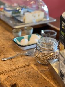 - une table en bois avec un pot de nourriture et un bol de fromage dans l'établissement Visit Örestrand, à Strandbaden