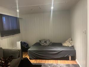 een kleine slaapkamer met een bed en een bank bij Lillehammer in Lillehammer