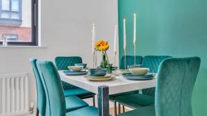 een eetkamer met een tafel met blauwe stoelen bij Lush Luxury - Birmingham City - Games - Parking - Wifi - Groups & Families in Birmingham