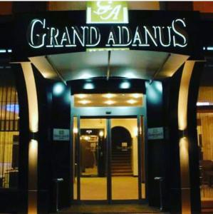 una señal para una gran entrada a un edificio en GRAND ADANUS HOTEL en Seyhan