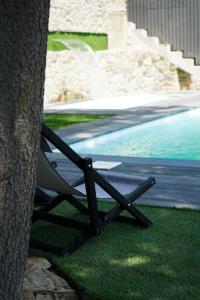 una silla sentada junto a un árbol junto a una piscina en BLUE mountain, en Bukovel